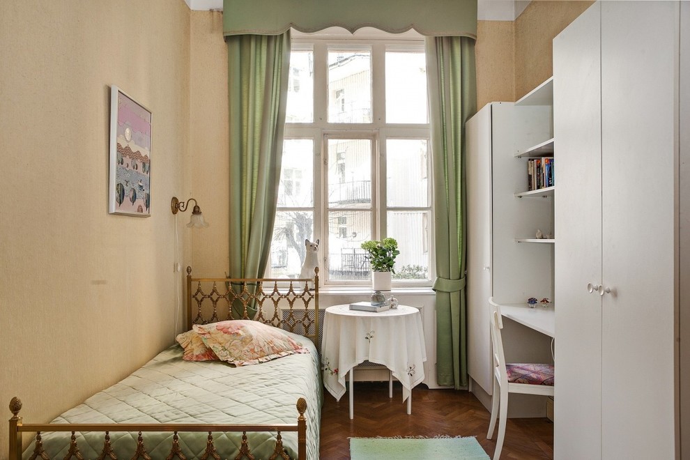 Bild på ett vintage flickrum kombinerat med sovrum och för 4-10-åringar, med mellanmörkt trägolv och beige väggar