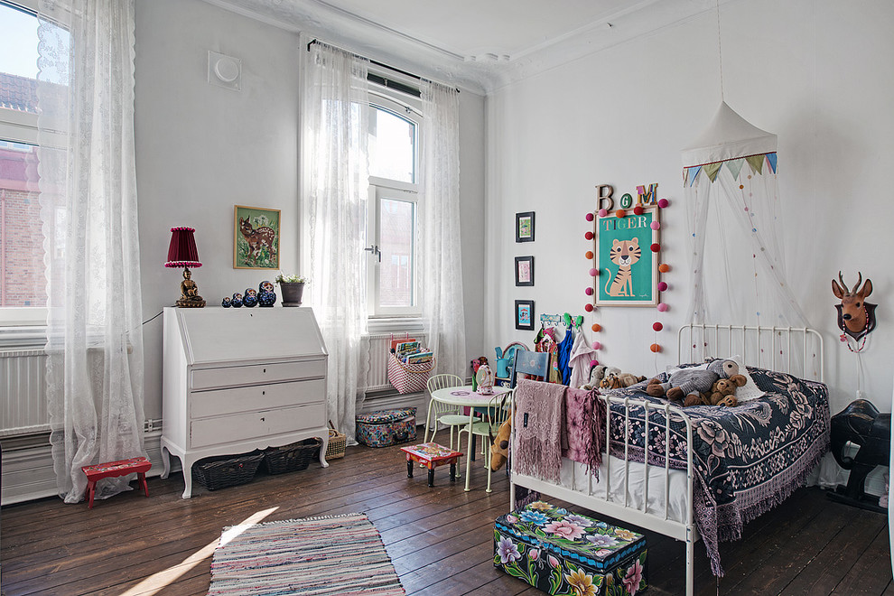 Inspiration pour une chambre d'enfant de 4 à 10 ans bohème de taille moyenne avec un mur blanc et parquet foncé.