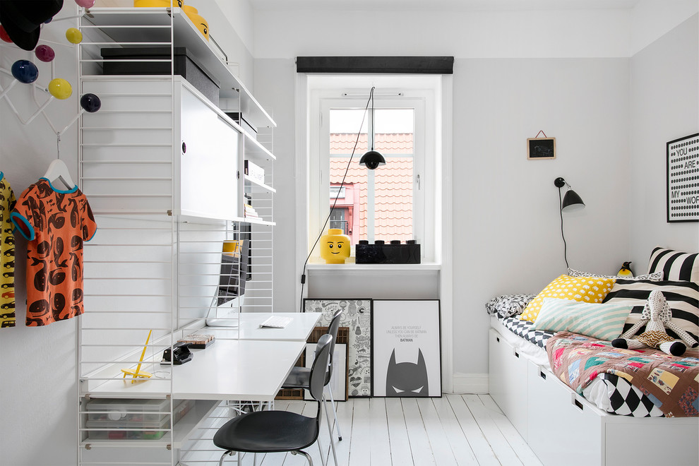 Inredning av ett minimalistiskt pojkrum kombinerat med sovrum och för 4-10-åringar, med vita väggar, målat trägolv och vitt golv