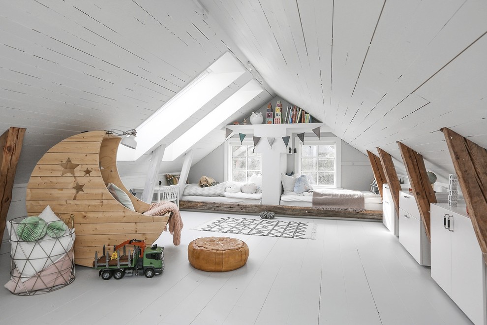 Aménagement d'une chambre d'enfant de 4 à 10 ans scandinave de taille moyenne avec un mur blanc et parquet peint.