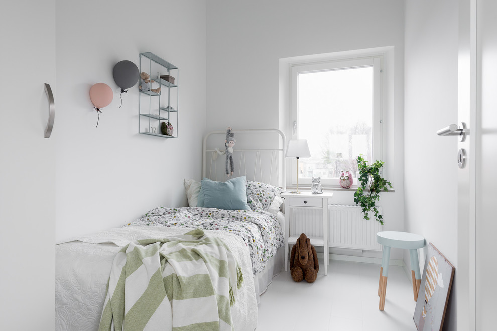 Nordisk inredning av ett mellanstort flickrum kombinerat med sovrum och för 4-10-åringar, med vita väggar, målat trägolv och vitt golv