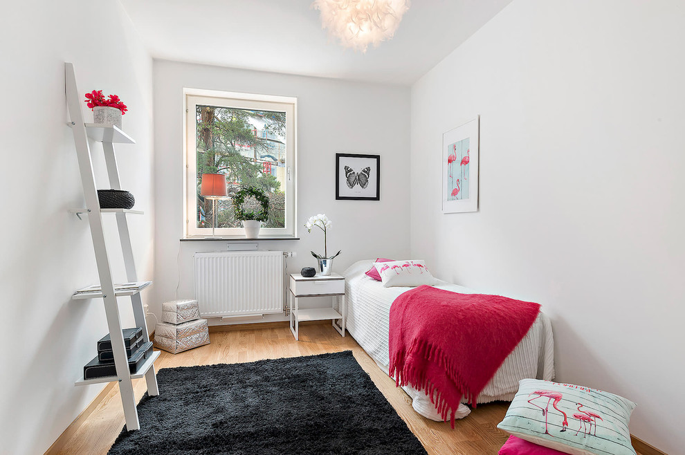 Inspiration för mellanstora skandinaviska könsneutrala tonårsrum kombinerat med sovrum, med vita väggar och ljust trägolv
