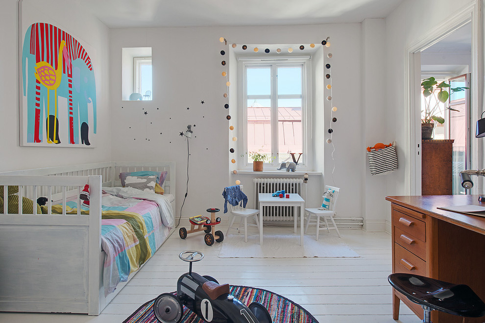 Modelo de dormitorio infantil de 4 a 10 años escandinavo de tamaño medio con paredes blancas y suelo de madera pintada