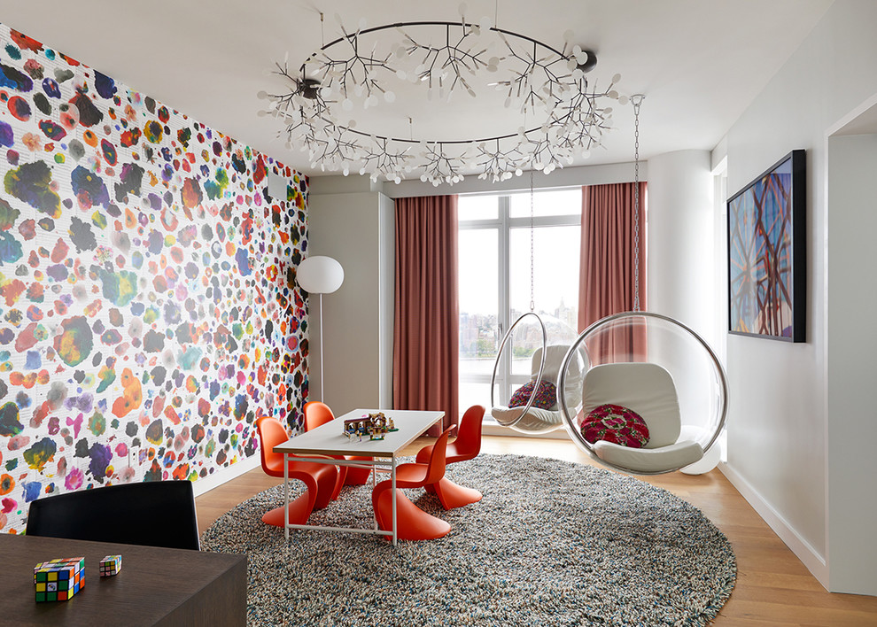 Cette photo montre une grande chambre neutre tendance avec un mur multicolore et parquet clair.