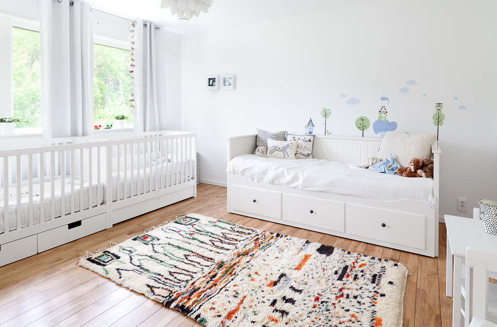 Inspiration för mellanstora nordiska könsneutrala tonårsrum kombinerat med sovrum, med vita väggar och ljust trägolv