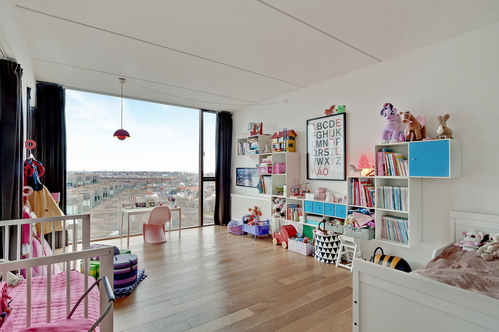 Großes Skandinavisches Mädchenzimmer mit Schlafplatz, weißer Wandfarbe und hellem Holzboden in Kopenhagen