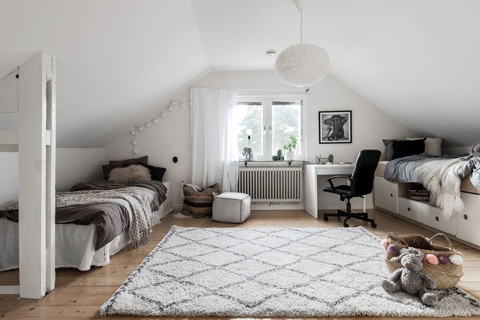 Diseño de dormitorio infantil escandinavo con suelo de madera en tonos medios, paredes blancas y suelo marrón