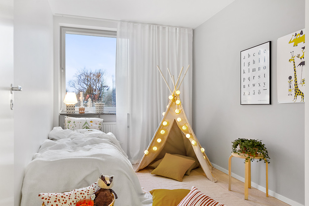 Идея дизайна: нейтральная детская среднего размера в скандинавском стиле с спальным местом, серыми стенами и паркетным полом среднего тона для ребенка от 4 до 10 лет