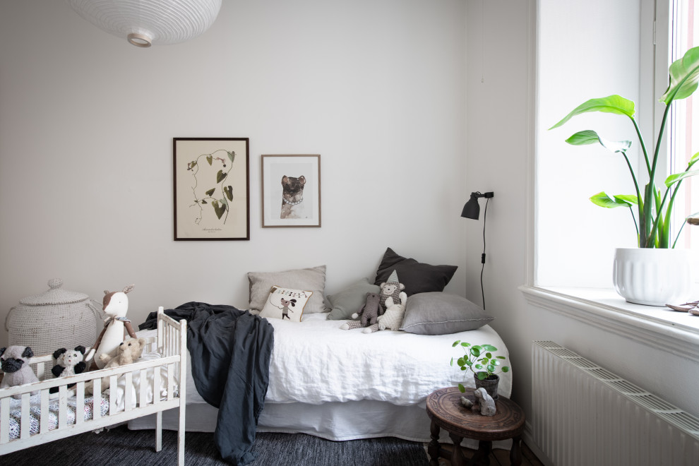 Ejemplo de dormitorio infantil de 1 a 3 años escandinavo con paredes blancas