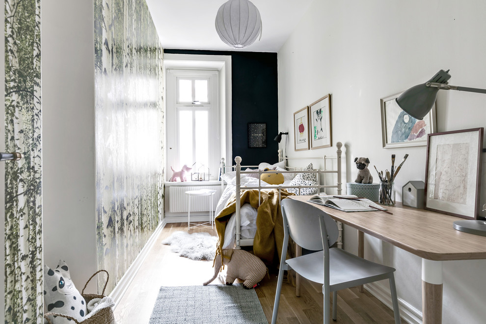 Inspiration for a scandinavian children’s room for girls in Gothenburg with white walls, light hardwood flooring and beige floors.