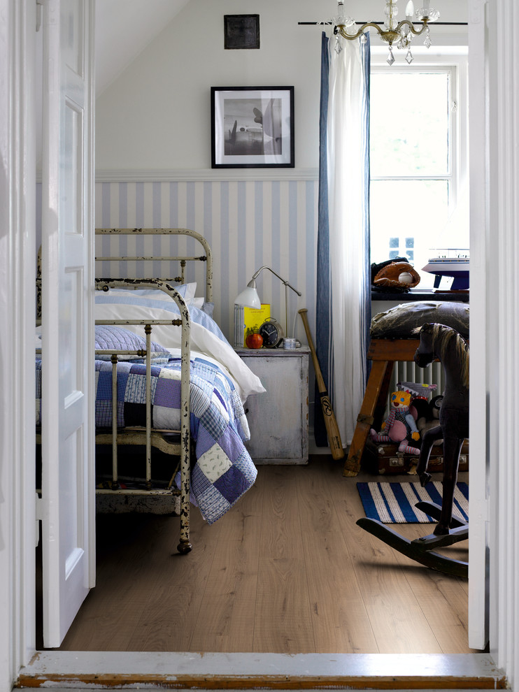 Idéer för att renovera ett industriellt könsneutralt barnrum kombinerat med sovrum och för 4-10-åringar, med flerfärgade väggar, vinylgolv och brunt golv