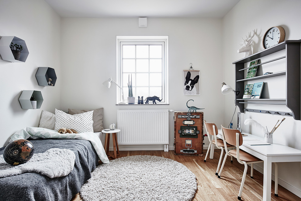 Стильный дизайн: детская среднего размера в скандинавском стиле с спальным местом, белыми стенами и светлым паркетным полом для ребенка от 4 до 10 лет, мальчика - последний тренд