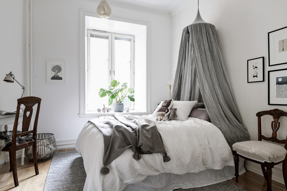 Inspiration för mellanstora skandinaviska könsneutrala tonårsrum kombinerat med sovrum, med vita väggar, mellanmörkt trägolv och brunt golv