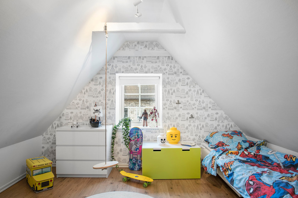 Idéer för att renovera ett mellanstort minimalistiskt pojkrum kombinerat med sovrum, med vita väggar