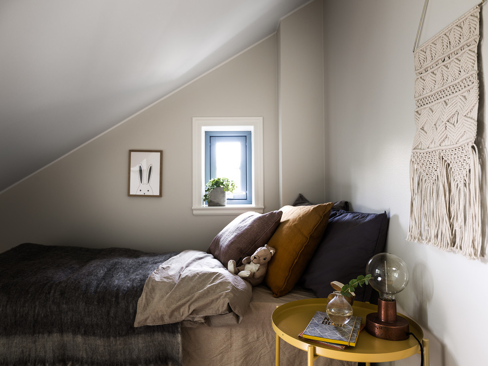 Inspiration för ett stort skandinaviskt pojkrum kombinerat med sovrum, med grå väggar