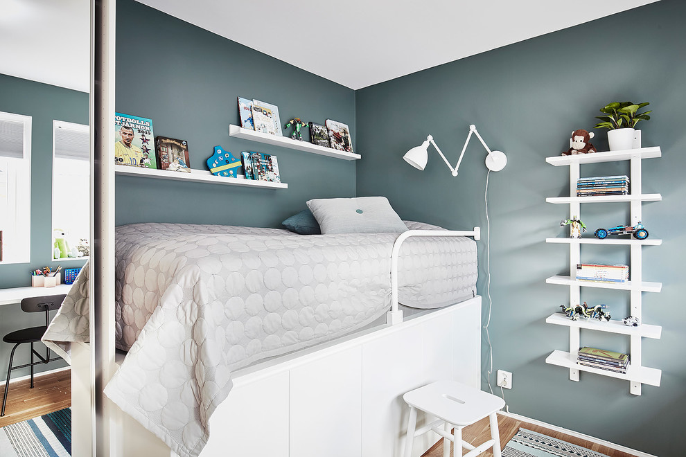Idéer för små nordiska pojkrum kombinerat med sovrum och för 4-10-åringar, med gröna väggar, mellanmörkt trägolv och brunt golv