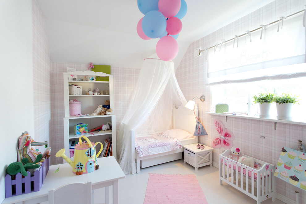 На фото: детская среднего размера в классическом стиле с розовыми стенами, деревянным полом и спальным местом для ребенка от 4 до 10 лет, девочки
