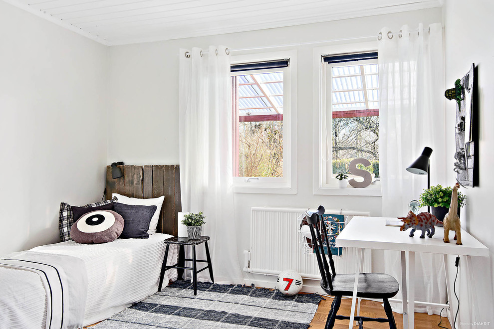 Idéer för mellanstora minimalistiska pojkrum kombinerat med sovrum och för 4-10-åringar, med vita väggar och ljust trägolv