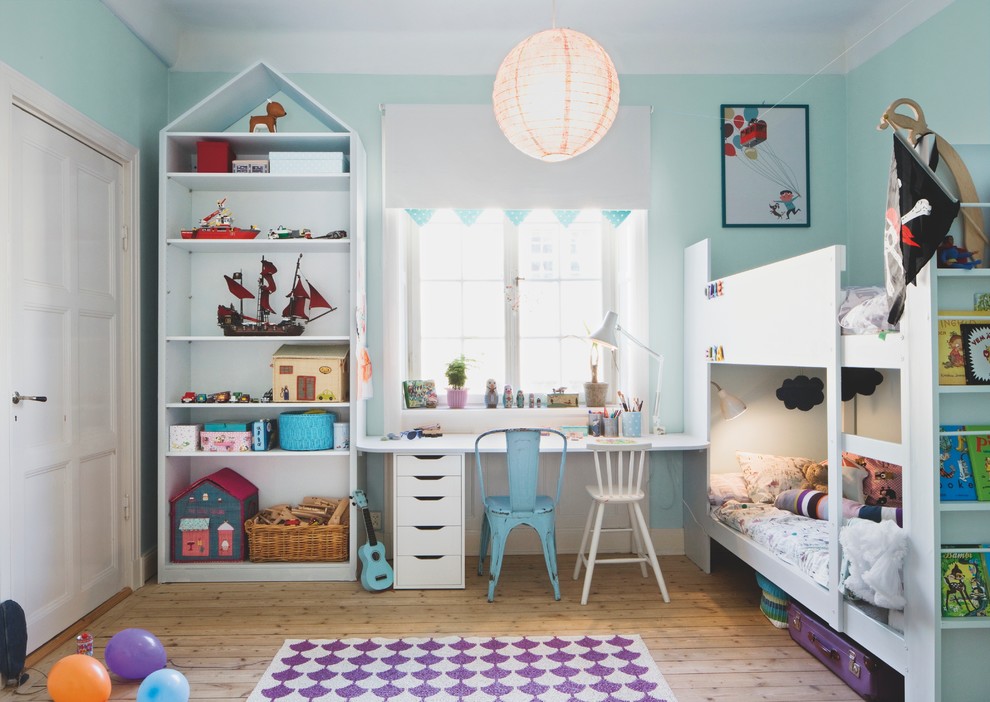Стильный дизайн: нейтральная детская среднего размера в современном стиле с спальным местом, синими стенами и светлым паркетным полом для ребенка от 4 до 10 лет, двоих детей - последний тренд