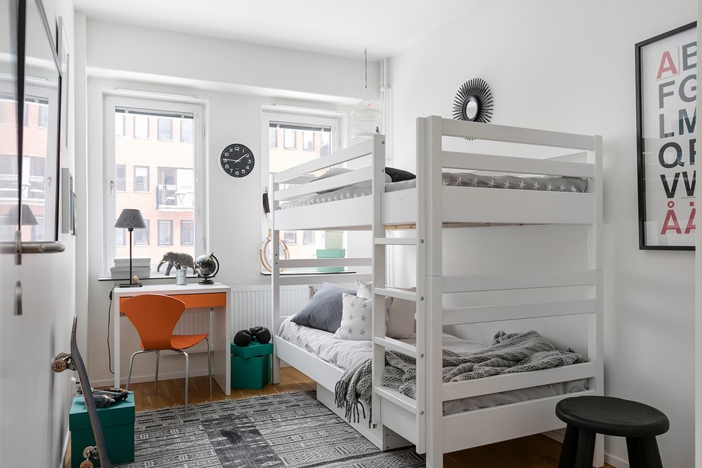 Idéer för ett nordiskt könsneutralt barnrum för 4-10-åringar och kombinerat med sovrum, med vita väggar och mellanmörkt trägolv