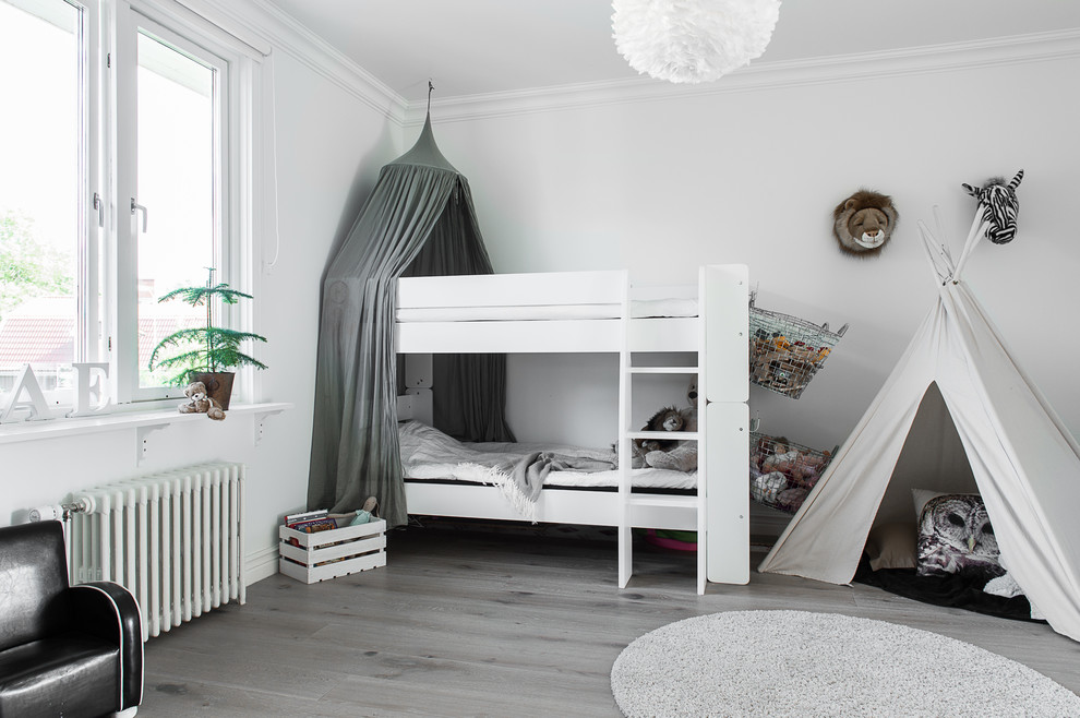 Стильный дизайн: нейтральная детская среднего размера в скандинавском стиле с спальным местом, белыми стенами и светлым паркетным полом для ребенка от 4 до 10 лет, двоих детей - последний тренд