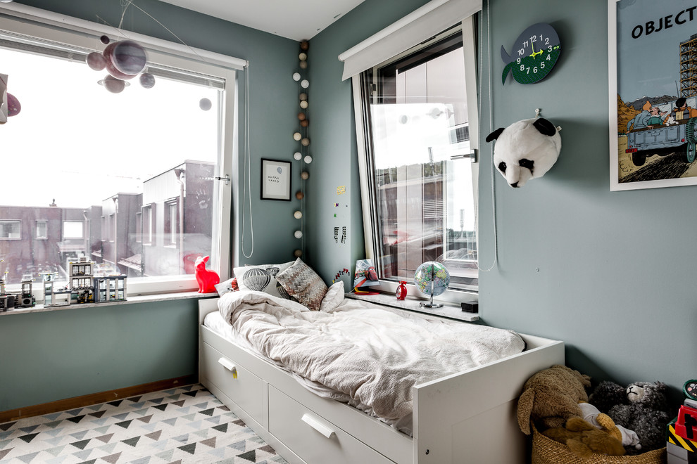 Eklektisk inredning av ett mellanstort könsneutralt barnrum kombinerat med sovrum och för 4-10-åringar, med grå väggar
