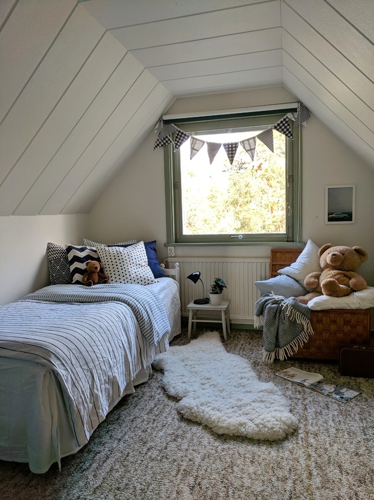 Exempel på ett nordiskt könsneutralt barnrum kombinerat med sovrum och för 4-10-åringar, med vita väggar, heltäckningsmatta och beiget golv