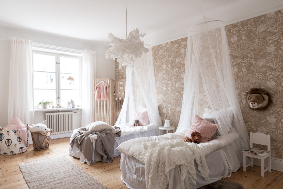 Immagine di una cameretta da letto nordica con pareti marroni, parquet chiaro e pavimento marrone