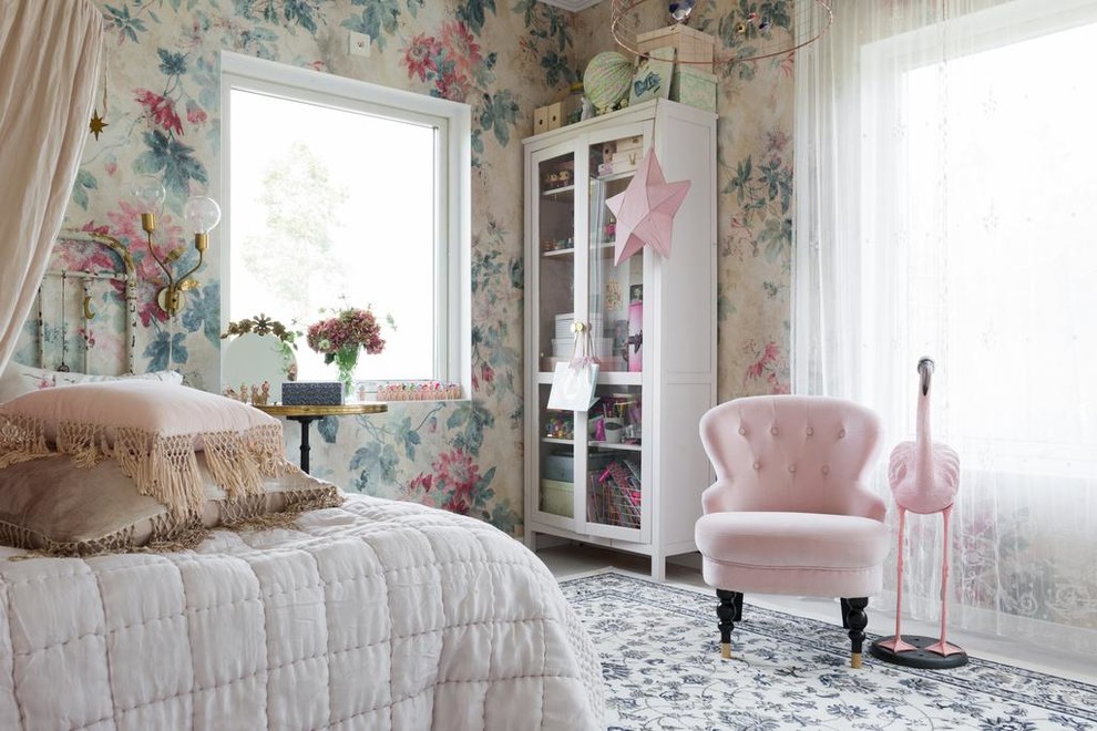 Idéer för ett shabby chic-inspirerat flickrum kombinerat med sovrum och för 4-10-åringar, med flerfärgade väggar och flerfärgat golv