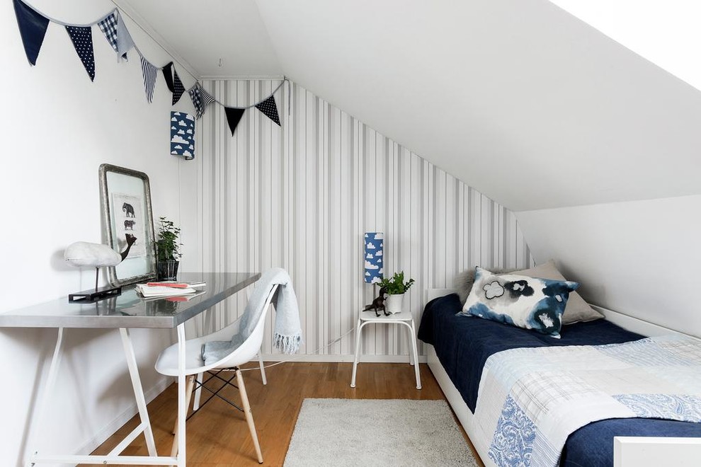 Inspiration för ett mellanstort minimalistiskt barnrum kombinerat med sovrum, med vita väggar och mellanmörkt trägolv
