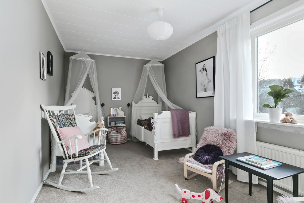 Modelo de dormitorio infantil de 1 a 3 años escandinavo de tamaño medio con paredes grises, moqueta y suelo gris