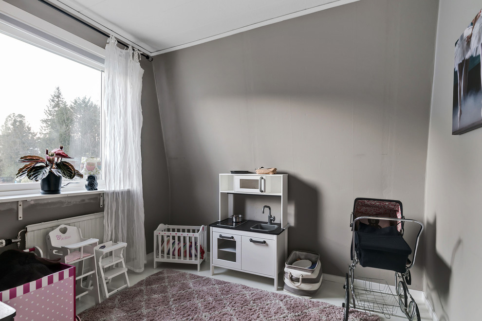 Inspiration för mellanstora nordiska barnrum kombinerat med lekrum, med grå väggar, målat trägolv och vitt golv