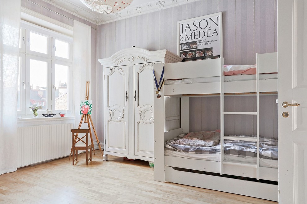 Idéer för att renovera ett stort shabby chic-inspirerat flickrum för 4-10-åringar och kombinerat med sovrum, med lila väggar, ljust trägolv och beiget golv