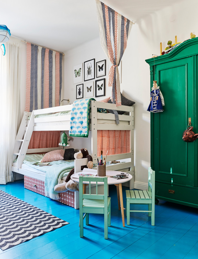 Пример оригинального дизайна: нейтральная детская среднего размера в скандинавском стиле с спальным местом, белыми стенами, деревянным полом и синим полом для ребенка от 4 до 10 лет