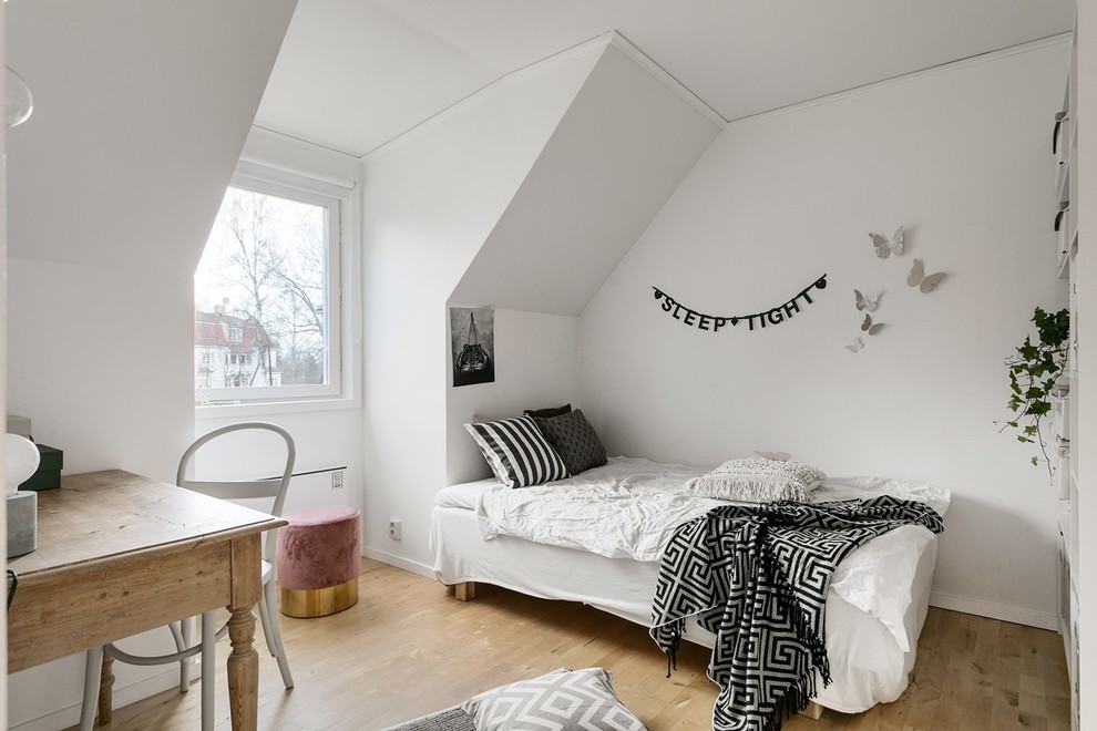 Idéer för ett mellanstort minimalistiskt barnrum, med mellanmörkt trägolv, vita väggar och beiget golv