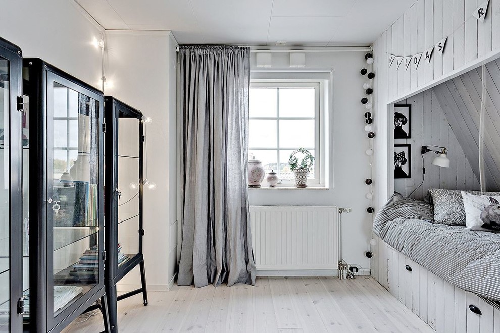 Idéer för att renovera ett mellanstort skandinaviskt könsneutralt barnrum kombinerat med sovrum och för 4-10-åringar, med vita väggar och ljust trägolv