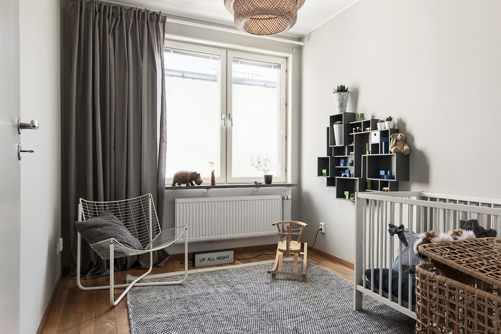 Inspiration för ett mellanstort minimalistiskt könsneutralt småbarnsrum kombinerat med sovrum, med vita väggar