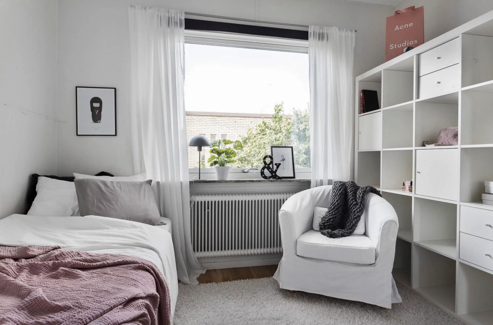 Ejemplo de dormitorio infantil escandinavo pequeño con paredes blancas