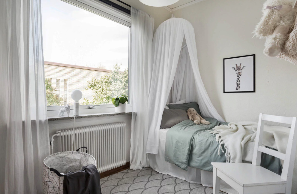 Kleines, Neutrales Skandinavisches Kinderzimmer mit Schlafplatz und weißer Wandfarbe in Stockholm