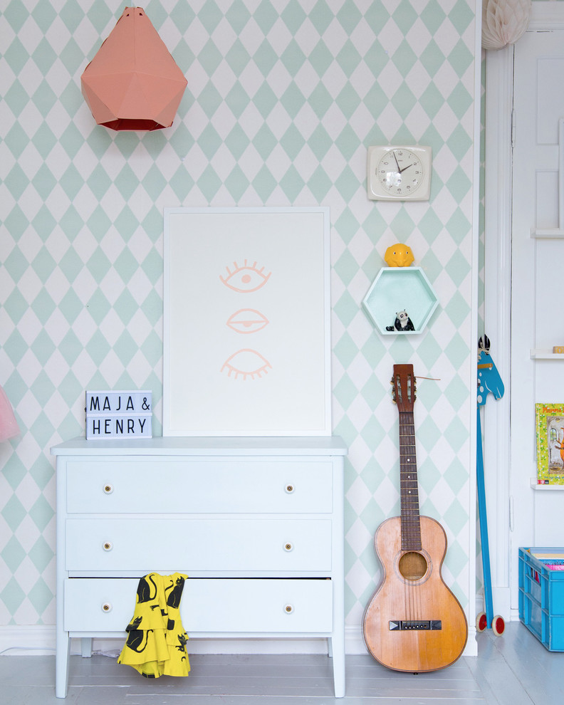 Foto de dormitorio infantil de 4 a 10 años escandinavo de tamaño medio con suelo de madera pintada y paredes multicolor