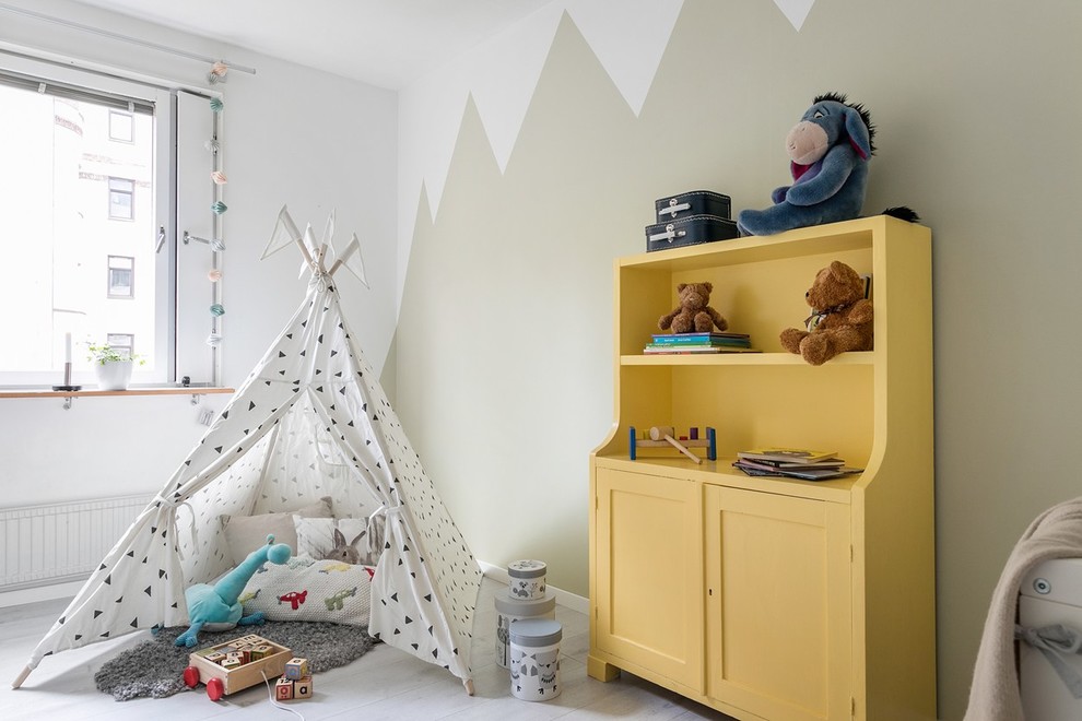 Идея дизайна: нейтральная детская с игровой среднего размера в скандинавском стиле с разноцветными стенами, белым полом и деревянным полом для ребенка от 4 до 10 лет