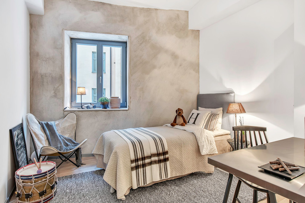 Kleines Nordisches Jungszimmer mit Schlafplatz, weißer Wandfarbe und hellem Holzboden in Stockholm