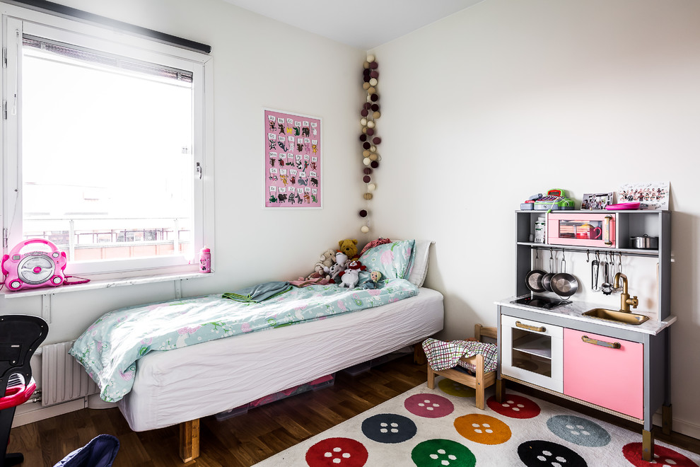 Idéer för minimalistiska flickrum kombinerat med sovrum och för 4-10-åringar, med vita väggar, mörkt trägolv och brunt golv