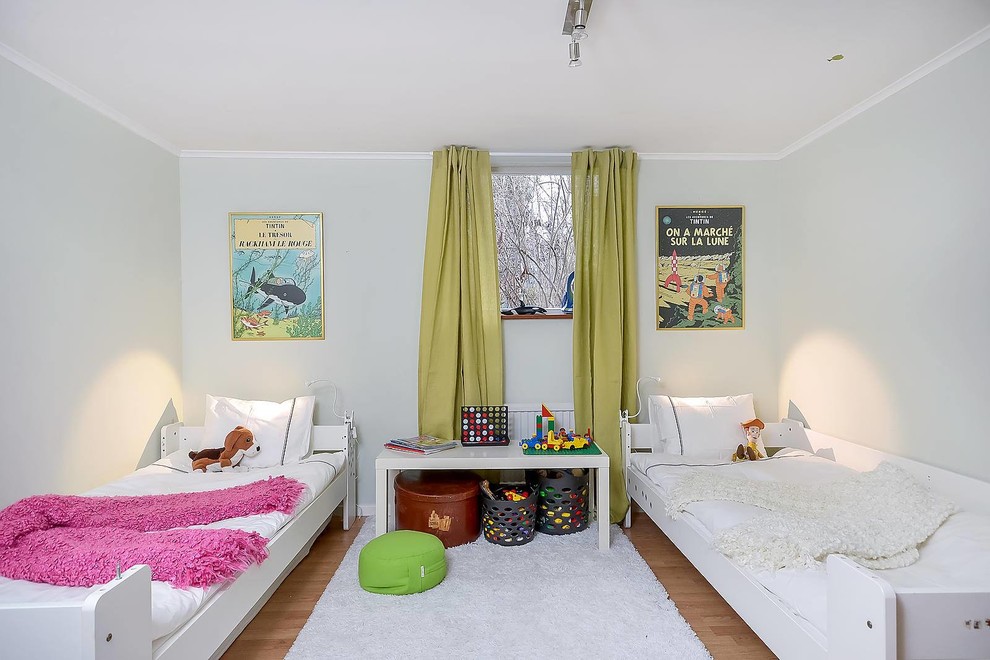 Inspiration för ett mellanstort vintage könsneutralt småbarnsrum kombinerat med sovrum, med grå väggar och ljust trägolv