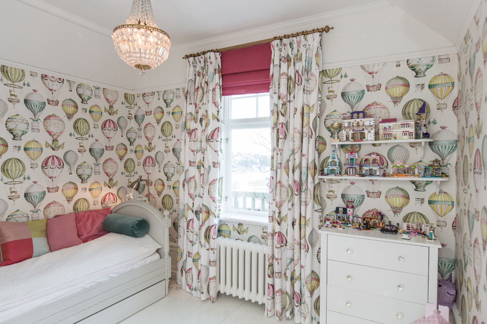 Inspiration för ett stort vintage könsneutralt barnrum kombinerat med sovrum och för 4-10-åringar, med flerfärgade väggar och målat trägolv
