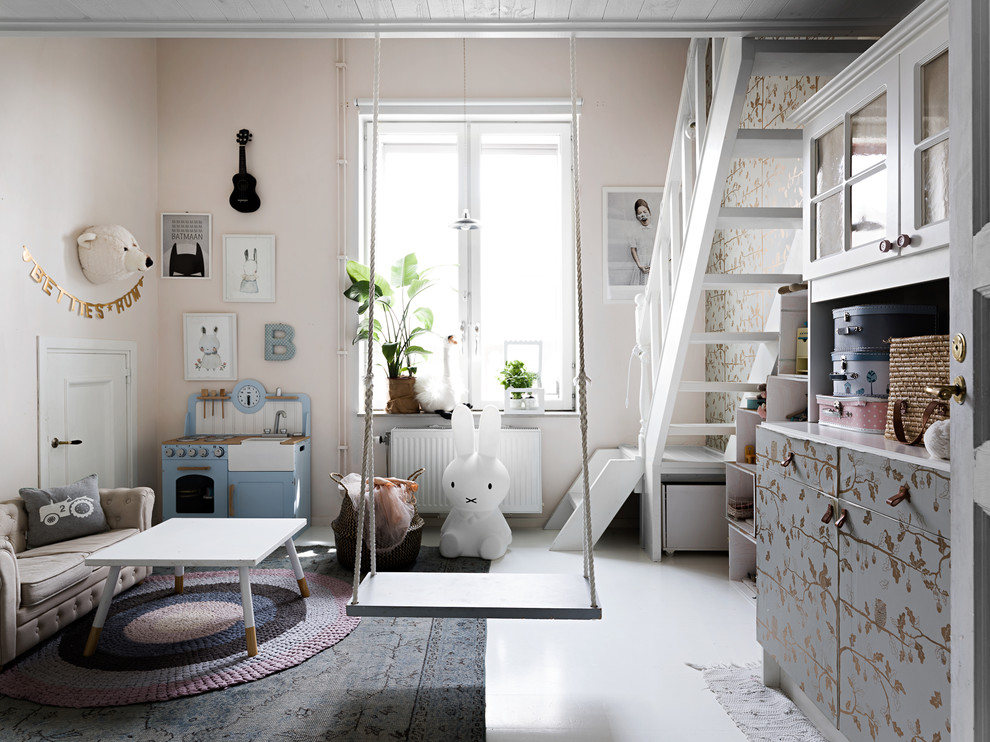 Nordisk inredning av ett barnrum kombinerat med lekrum, med rosa väggar och vitt golv