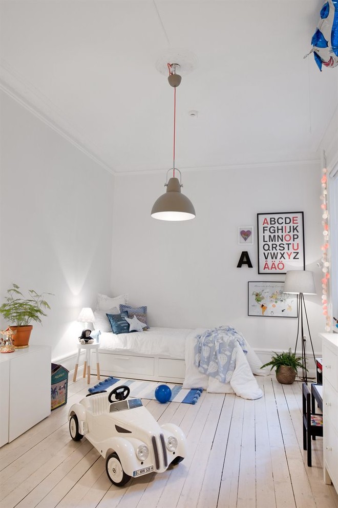 Idéer för att renovera ett mellanstort vintage pojkrum kombinerat med sovrum och för 4-10-åringar, med vita väggar och målat trägolv