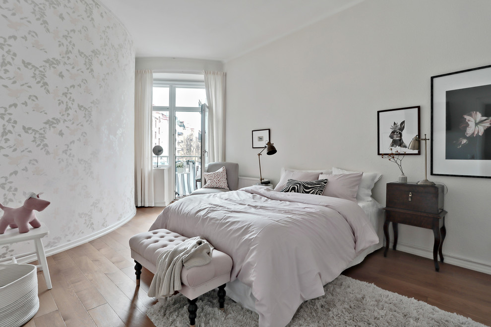 Ejemplo de dormitorio infantil escandinavo grande con paredes blancas, suelo de madera en tonos medios y suelo marrón