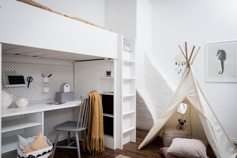 Inredning av ett nordiskt könsneutralt barnrum kombinerat med sovrum och för 4-10-åringar, med vita väggar, mörkt trägolv och brunt golv