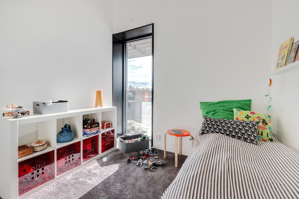 Idéer för att renovera ett litet eklektiskt pojkrum kombinerat med sovrum och för 4-10-åringar, med vita väggar, heltäckningsmatta och grått golv